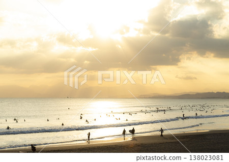Shonan Kugenuma Beach: Light shining through the clouds and the silhouettes of surfers. 138023081