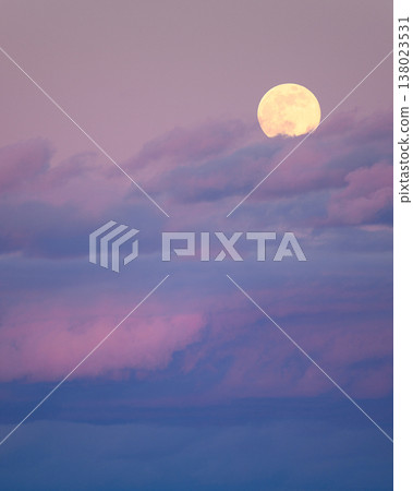 滿月和夕陽的光芒灑在雲層上：賞月的好景色。 138023531