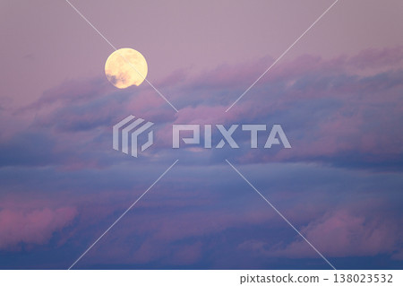 Clouds bathed in the light of the full moon and sunset: A scene for moon viewing. 138023532