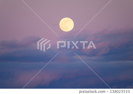 Clouds bathed in the light of the full moon and sunset: A scene for moon viewing. 138023533