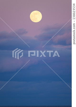 滿月和夕陽的光芒灑在雲層上：賞月的好景色。 138023534