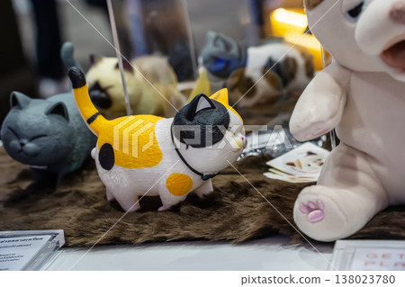 Calico cat stretching figurine Calico cat stretching figurine 138023780