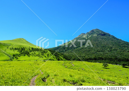 玉府山雄偉地聳立在草原之上。 138023790