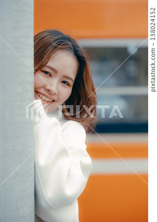 一位二十多歲的女子在火車站台上等人的肖像。 138024152