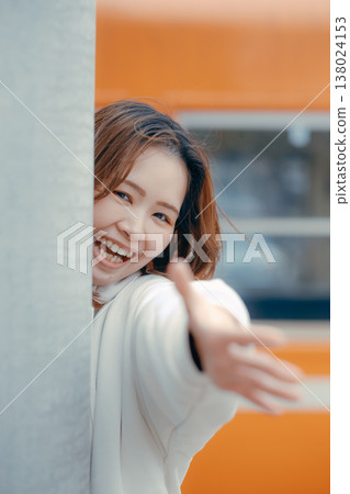 一位二十多歲的女子在火車站台上等人的肖像。 一位二十多歲的女子在火車站台上等人的肖像。 138024153