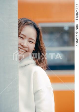 一位二十多歲的女子在火車站台上等人的肖像。 一位二十多歲的女子在火車站台上等人的肖像。 138024154