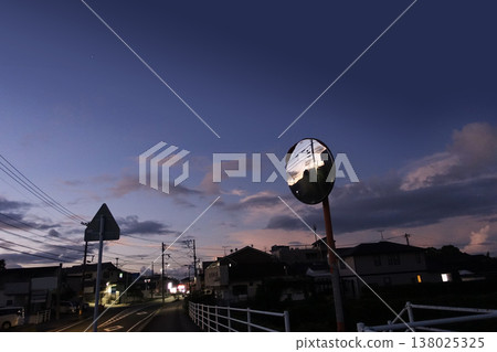 清晨，一面凸面鏡映照著街角的景象，在藍天的襯托下格外醒目。 138025325