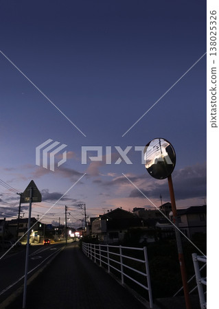 清晨,一面凸面鏡映照著街角的景象,在藍天的襯托下格外醒目。 清晨,一面凸面鏡映照著街角的景象,在藍天的襯托下格外醒目。 138025326