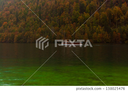 秋季德國國王湖上的木製渡船與碼頭 138025476