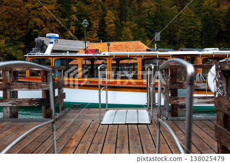 秋季德國國王湖上的木製渡船與碼頭 秋季德國國王湖上的木製渡船與碼頭 138025479