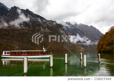 秋季德國國王湖上的木製渡船與碼頭 秋季德國國王湖上的木製渡船與碼頭 138025484