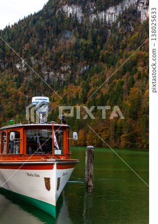 秋季德國國王湖上的木製渡船與碼頭 秋季德國國王湖上的木製渡船與碼頭 138025633