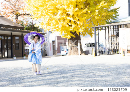 神社為五歲兒童舉行的七五三儀式 神社為五歲兒童舉行的七五三儀式 138025709