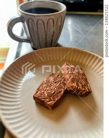 杏仁巧克力餅乾和咖啡作為點心(直式版) 杏仁巧克力餅乾和咖啡作為點心(直式版) 138025722