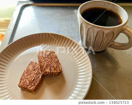 杏仁巧克力餅乾和咖啡作為點心（側面視圖） 138025723