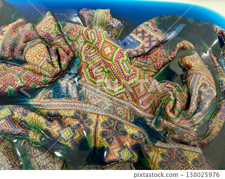 Photo: Fixing the color of the dye (ethnic rug) in the bathtub. Photo: Fixing the color of the dye (ethnic rug) in the bathtub. 138025976