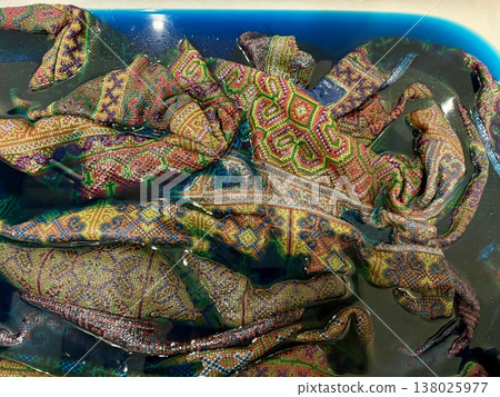 Photo: Fixing the color of the dye (ethnic rug) in the bathtub. Photo: Fixing the color of the dye (ethnic rug) in the bathtub. 138025977