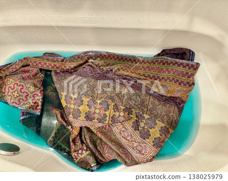 Photo: Fixing the color of the dye (ethnic rug) in the bathtub. Photo: Fixing the color of the dye (ethnic rug) in the bathtub. 138025979