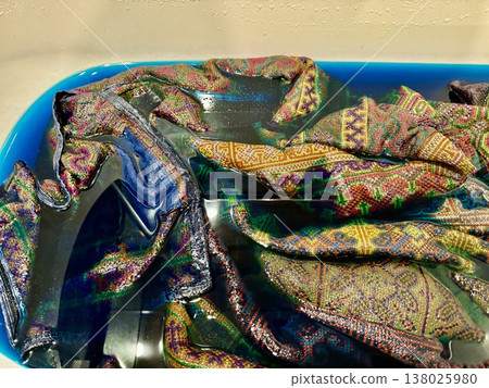 照片：在浴缸裡給（民族風地毯）染色。 138025980