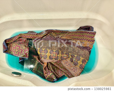Photo: Fixing the color of the dye (ethnic rug) in the bathtub. Photo: Fixing the color of the dye (ethnic rug) in the bathtub. 138025981