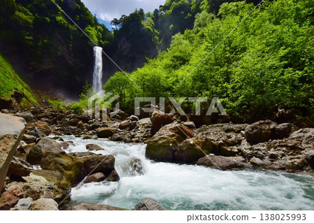 Hirayu Great Waterfall in Okuhida, enveloped in fresh greenery Hirayu Great Waterfall in Okuhida, enveloped in fresh greenery 138025993