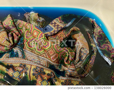 Photo: Fixing the color of the dye (ethnic rug) in the bathtub. Photo: Fixing the color of the dye (ethnic rug) in the bathtub. 138026000