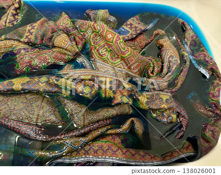 Photo: Fixing the color of the dye (ethnic rug) in the bathtub. 138026001