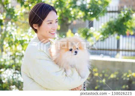 生活方式:一位女士抱著她的寵物狗 生活方式:一位女士抱著她的寵物狗 138026223