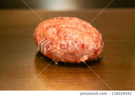 在熱板上煎熟的生漢堡肉餅 138026442