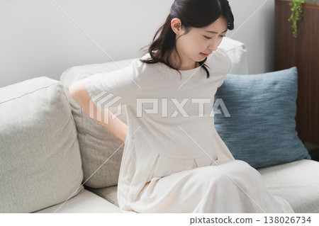 孕婦在沙發上放鬆 — 生活風格形象 孕婦在沙發上放鬆 — 生活風格形象 138026734