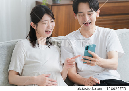 孕婦和丈夫操作智慧型手機生活風格影像 孕婦和丈夫操作智慧型手機生活風格影像 138026753