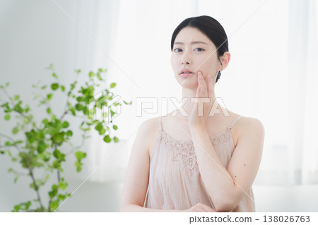 一個年輕女子做皮膚護理的美麗形象 一個年輕女子做皮膚護理的美麗形象 138026763