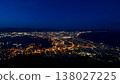 從函館山上看到的函館市燈光和海灣夜景（北海道南部函館市） 138027225