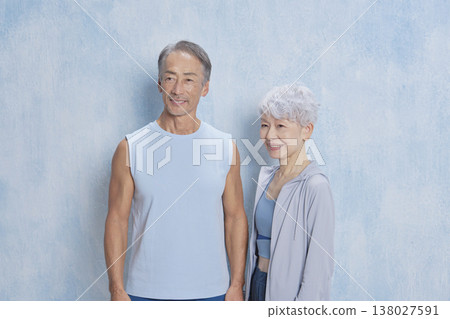 一對老年男女正在鍛煉，看向鏡頭。 138027591