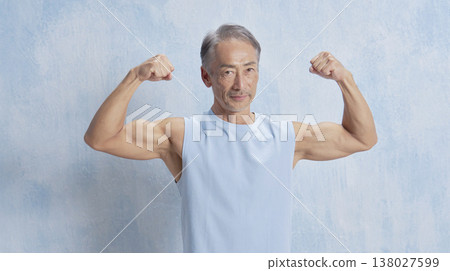 老年男性肌肉二頭肌 138027599