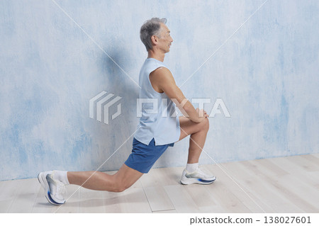 Senior man training lunge Senior man training lunge 138027601