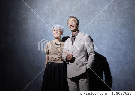 黑色背景上的一對友善老年夫婦的肖像 138027625
