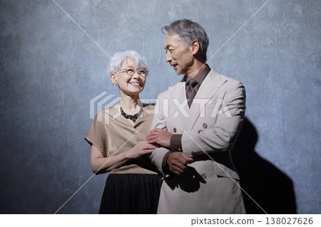 黑色背景上的一對友善老年夫婦的肖像 138027626