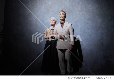黑色背景上的一對友善老年夫婦的肖像 138027627