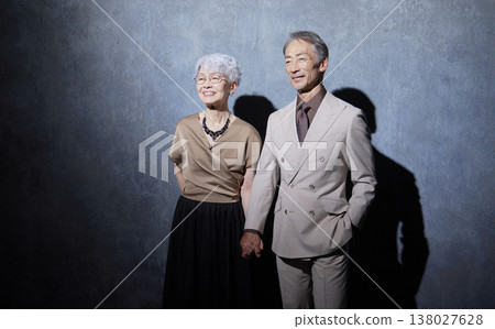 一對老年夫婦正在交談，背景為黑色。 138027628