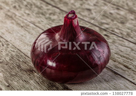 Raw ripe purple whole onion Raw ripe purple whole onion 138027778
