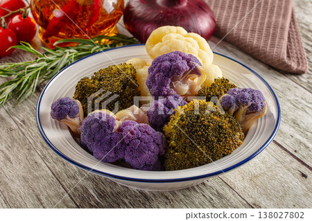 Steamed Colorful raw organic cauliflower cabbage Steamed Colorful raw organic cauliflower cabbage 138027802
