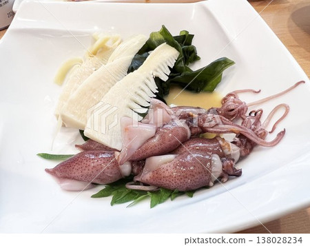Fresh and delicious-looking sashimi of firefly squid and bamboo shoots. 138028234