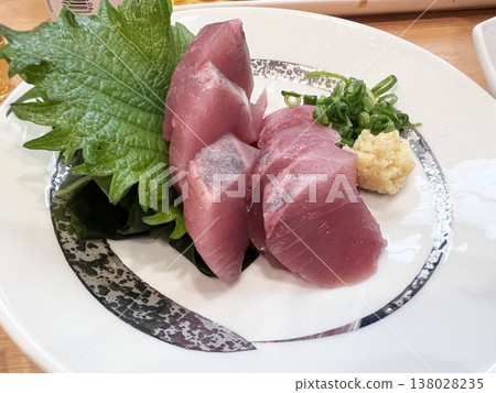 Delicious-looking slices of bonito sashimi 138028235