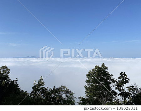 Sea of clouds with mountain peaks 138028311