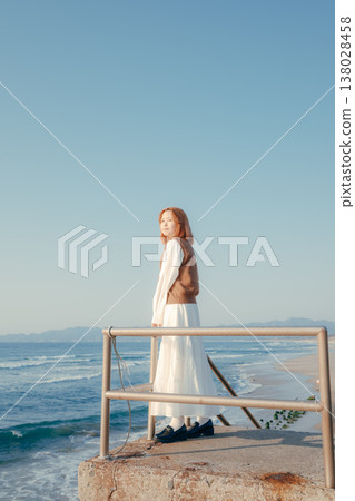 一位年輕女子凝視大海的肖像 138028458