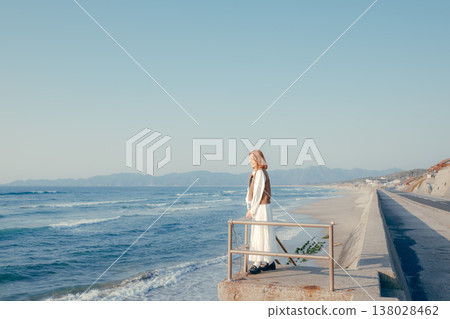 一位年輕女子凝視大海的肖像 138028462