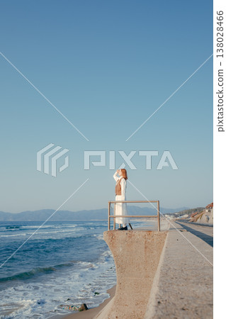 一位年輕女子凝視大海的肖像 138028466