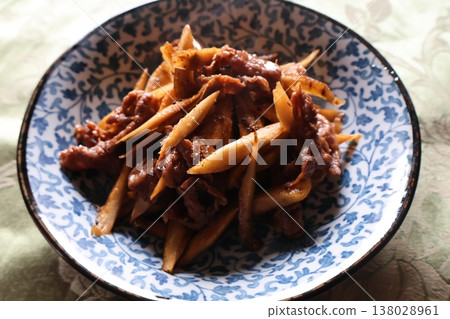 Stir-fried burdock root and beef Stir-fried burdock root and beef 138028961