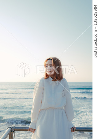 一個女人的眼睛靠近海灘 一個女人的眼睛靠近海灘 138028984